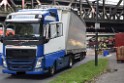 LKW blieb unter Bruecke haengen Koeln Ehrenfeld Innere Kanalstr Hornstr P354